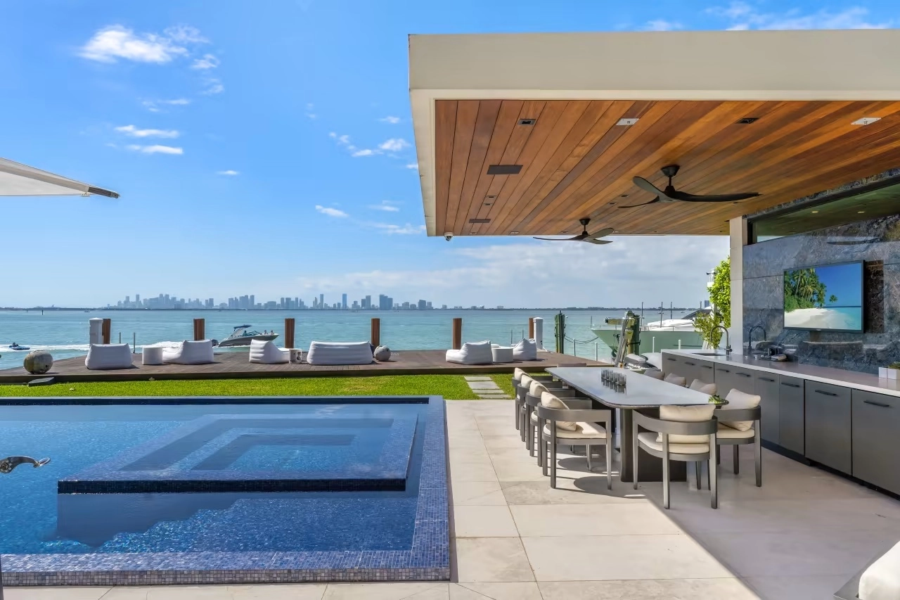 Private Accommodations in Miami: Your Exclusive Retreat Awaits Image